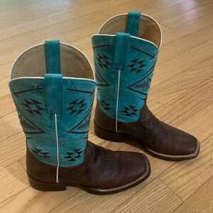 Beautiful turquoise roper boots